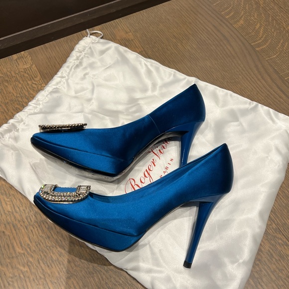 NEW Roger Vivier Trompette Crystal-embellished Satin Pumps - Picture 2 of 9